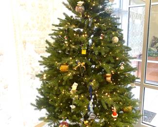 Christmas tree w/white lights…or colored lights …or blinking white or colored lights or alternating colored and white lights…phew!