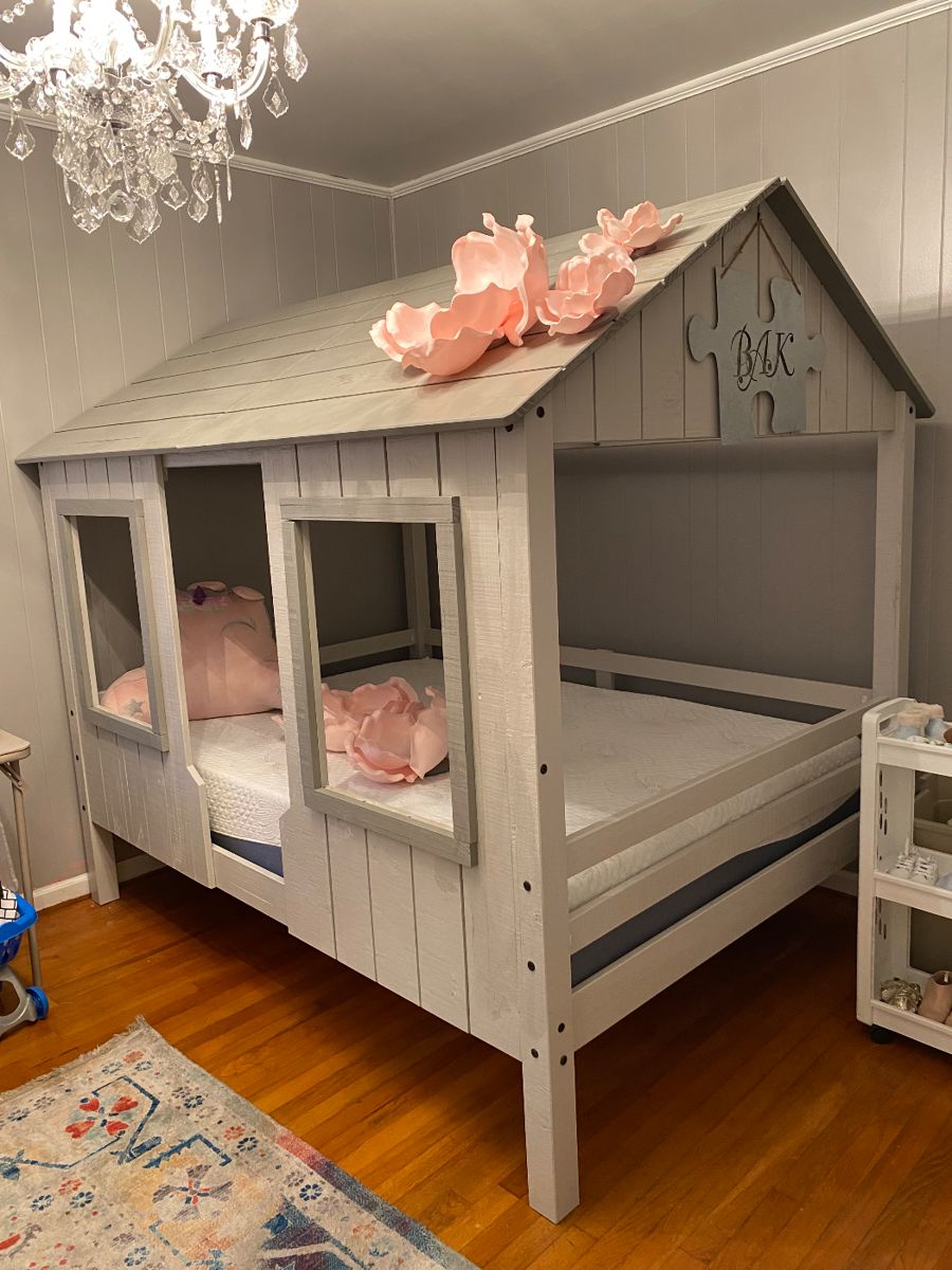 Nice full size bed. Great condition.