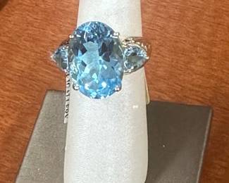 10K BLUE TOPAZ LADYS RING  10 CT TW 