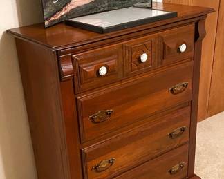 ANTIQUE CHEST OF DRAWERS.
