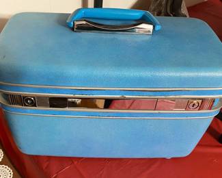 AWESOME CONDITION VINTAGE TRAIN OR OVERNIGHT CASE WITH KEYS.
