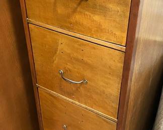 ANTIQUE WOOD 4 DRAWER FILE CABINET.