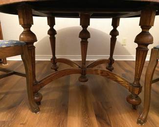 GORGEOUS ANTIQUE DINING TABLE WITH 4 CHAIRS.