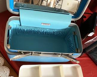 AWESOME CONDITION VINTAGE TRAIN OR OVERNIGHT CASE WITH KEYS.