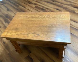 VERY NICE VINTAGE OAK SMALL COFFEE TABLE.