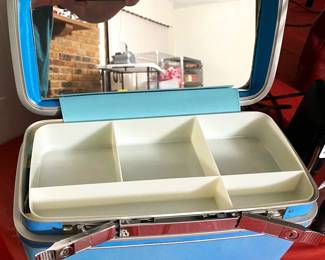 AWESOME CONDITION VINTAGE TRAIN OR OVERNIGHT CASE WITH KEYS.