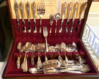 BEAUTIFUL SILVER FLATWARE SET.