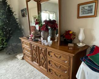 dresser w/mirror