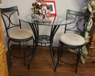 Cafe table w 2 chairs