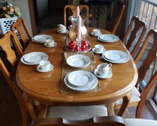 Dining table w 8 chairs, 2 leaves