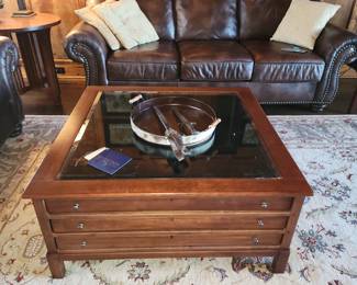 Coffee table w/3 drawer storage