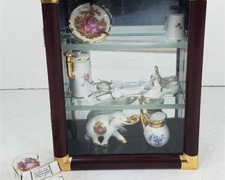 Lot 480   1 Bid(s)
Limoges France Miniatures w/ Glass & Wood Miniature Display
