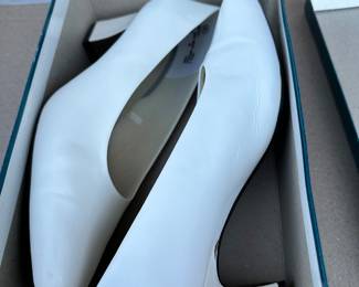 White Used 8.5 Heals $3.00