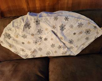 Snowflake Round tablecloth 70 Inch No Stains $6.00