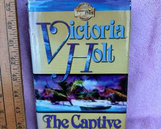 Victoria Holt the Captive $3.00