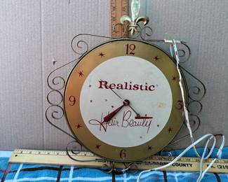 Realistic Hair Beauty Clock Missing Hour Hand, Working $25.00