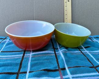 2 Pyrex Bowls $20.00