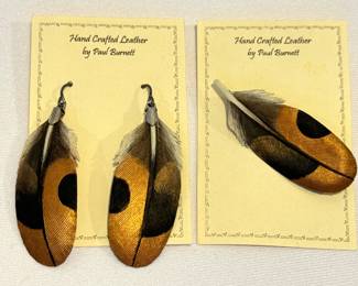 Paul Burnett Hand Crafted Leather Brooch and Earrings Set, New

Gorgeous set that look very realistic. The craftsmanship is amazing! 