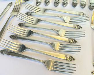 Vintage Sterling Silver Oneida King Cedric Flatware. 

Includes 10 dinner knives, dinner forks and salad forks and 15 teaspoons. 

Weight: 1,255.41 grams (not including the dinner knife handles)