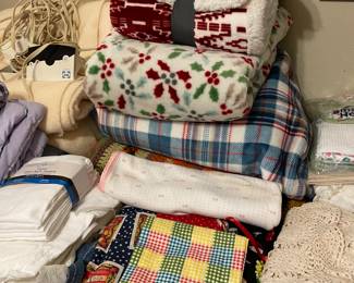 Blankets & Tablecloths 