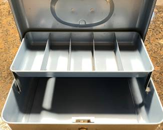 Additional view of Vtg Union Model No 1111 tackle box~