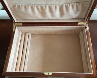Additional view of inside of Mastro de Paja jewelry box ~