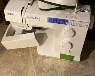 Pfaff Hobby 1142 Sewing Machine