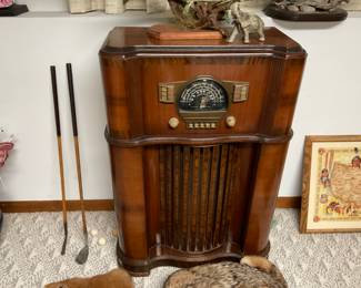 ANTIQUE RADIO.   WORKS