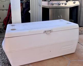 Rubbermaid large cooler