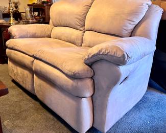 Reclining loveseat