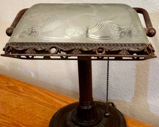 Banker's lamp with etched frosted glass