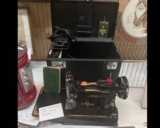 SINGER FEATHERWEIGHT SEWING MACHINE