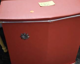 VINTAGE CLOTHES HAMPER