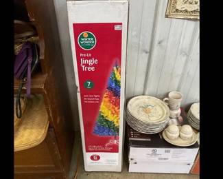 PRE-LIT CHRISTMAS TREE