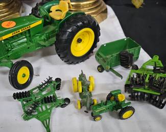 LOT OF JOHN DEERE TOYS