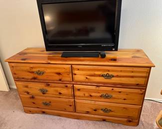 Small chest with 2 matching nightstands 