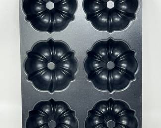Lot 42 | Nordic Ware Multi Mini Bundt Pan
