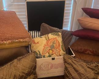 Small table: storage cube