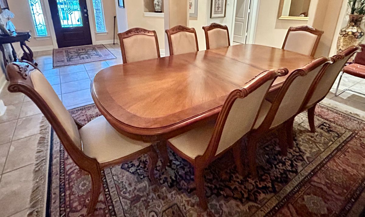 American Drew 10-seater dining set. This is solid wood, Made in USA and in pristine condition