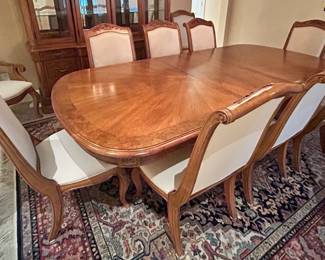 10-seater American Drew Dining set. This is in perfect condition and shows one leaf in pic (and additional one that goes with purchase) 