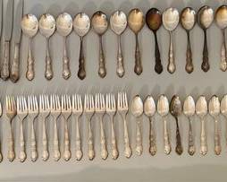 Partial Set Of Rogers Bros. Silver Plated Flatware In Heritage
