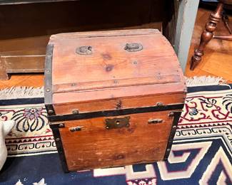 Great hump back stage coach trunk