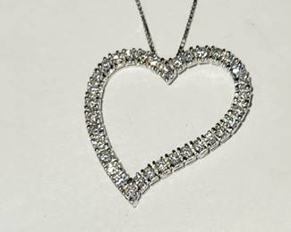 Diamond heart necklace in white gold 