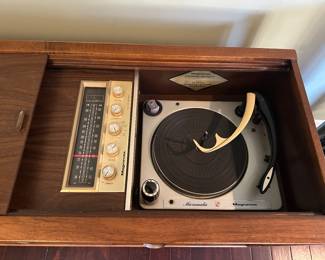 Magnavox Vintage Stereo System, Working record player, AM/FM Radio