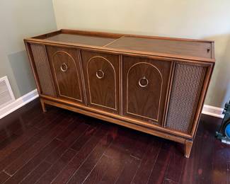 Magnavox Vintage Stereo System, Working record player, AM/FM Radio