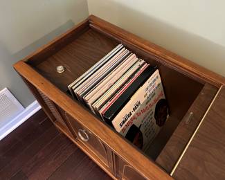 Magnavox Vintage Stereo System, Working record player, AM/FM Radio