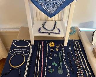 Assorted pieces of Jewlery.