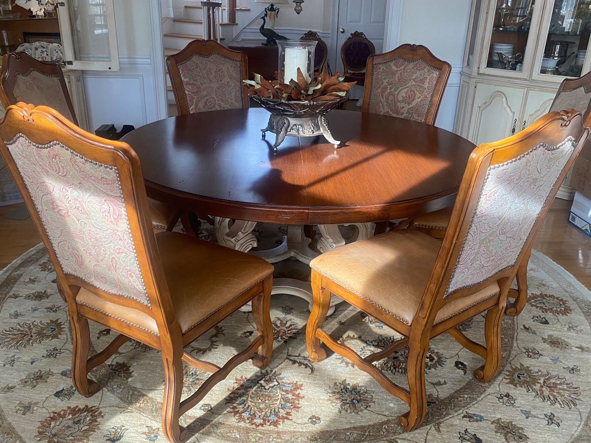 WALTER OF WABASH 67" ROUND PEDESTAL TABLE WITH LEAF AND PADS  & 8 HOOKER CHAIRS