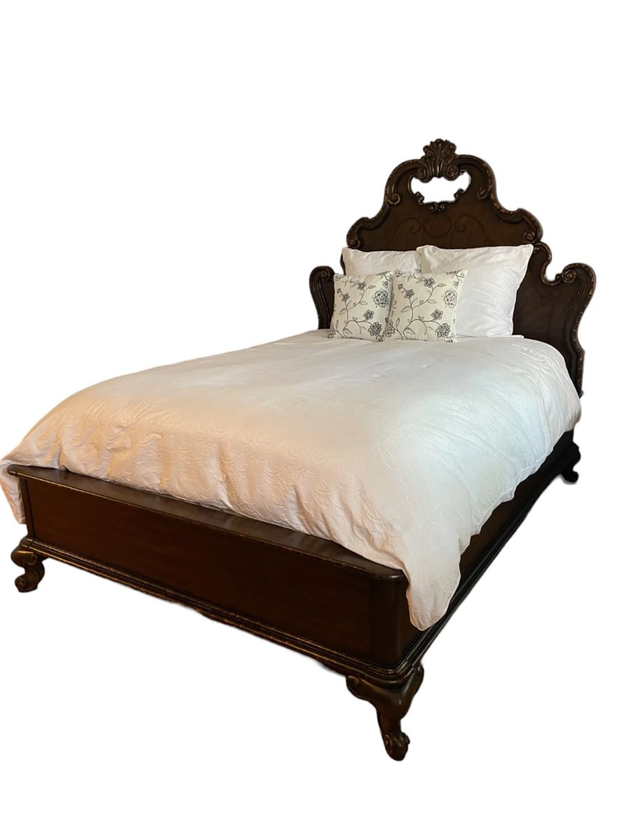 $600 USD     Thomasville Queen Bed KW214-42     Beautiful and stately.  This Bed with its gold accented carved wood, is such a dramatic addition to a bedroom.

Dimensions: 56 x 90 x 75"H

Local pick up McLean VA.  Contact us for shipper suggestions.     https://goodbyhello.com/products/thomasville-queen-bed-kw214-21?_pos=1&_sid=39f7e14c1&_ss=r