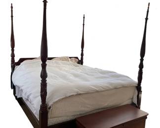 $750 USD      Henredon 4 Poster King Bed Carved Posts Headboard & Footboard KW214-29     Stunning, hand carved 4 poster king bed.  This is a statement piece!

Dimensions: 90 x 82 x 92"H

Condition: Structurally very good.  One of the posts has scratches on it.  Please see photos for more details 

Local pick up McLean, VA.  Contact us for shipper suggestions.     https://goodbyhello.com/products/copy-of-bentwood-rocker-kw214-27?_pos=32&_sid=39f7e14c1&_ss=r